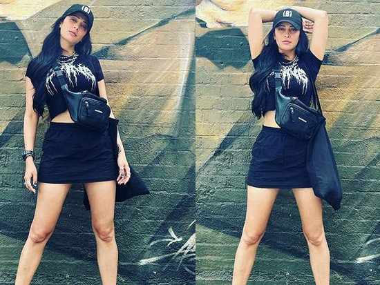 Stylish Poses Of Shruti Haasan